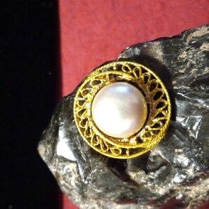 Vintage gold tone and faux pearl brooch